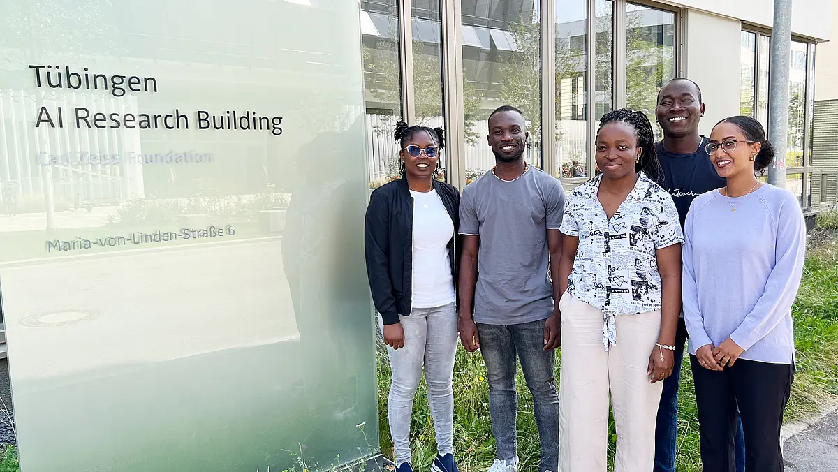 Die AIMS-Fellows posieren neben dem Schild des Tübingen AI Research Building. Von links nach rechts: Claire Olivic Dongmo, Ignatius Boadi, Alvine Fandio, Détagnon Bernic Gbaguidi und Duaa Alshareif.