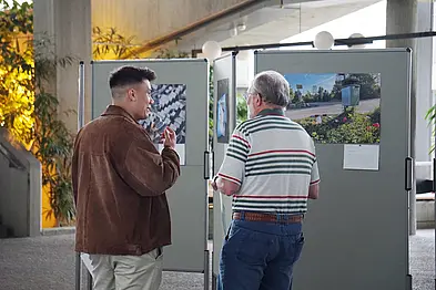 Bei der Vernissage diskutierten KünstlerInnen und BesucherInnen intensiv über die Fotos zum Thema Littering