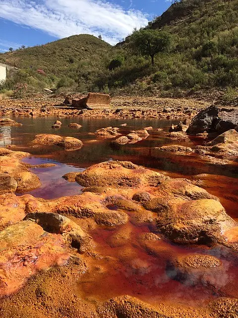 Riverbed with little water and hilly deposits, formed by the activity of various microorganisms.
