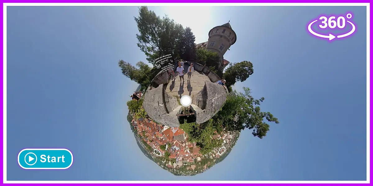 Ein 360 Grad Foto von zwei Studierenden, die vor dem Schloss Hohentübingen stehen. Durch den Tiny World Effekt des Fotos, sieht es aus wie eine kleine Erdkugel, um die herum bildfüllen der Himmel zu sehen ist. 