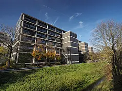 An der Rückseite des Brechtbaus fließt die Ammer.