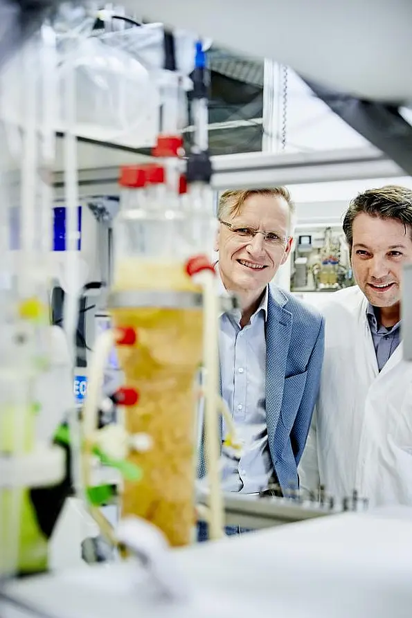 Zwei Forscher im Labor mit Bioreaktor