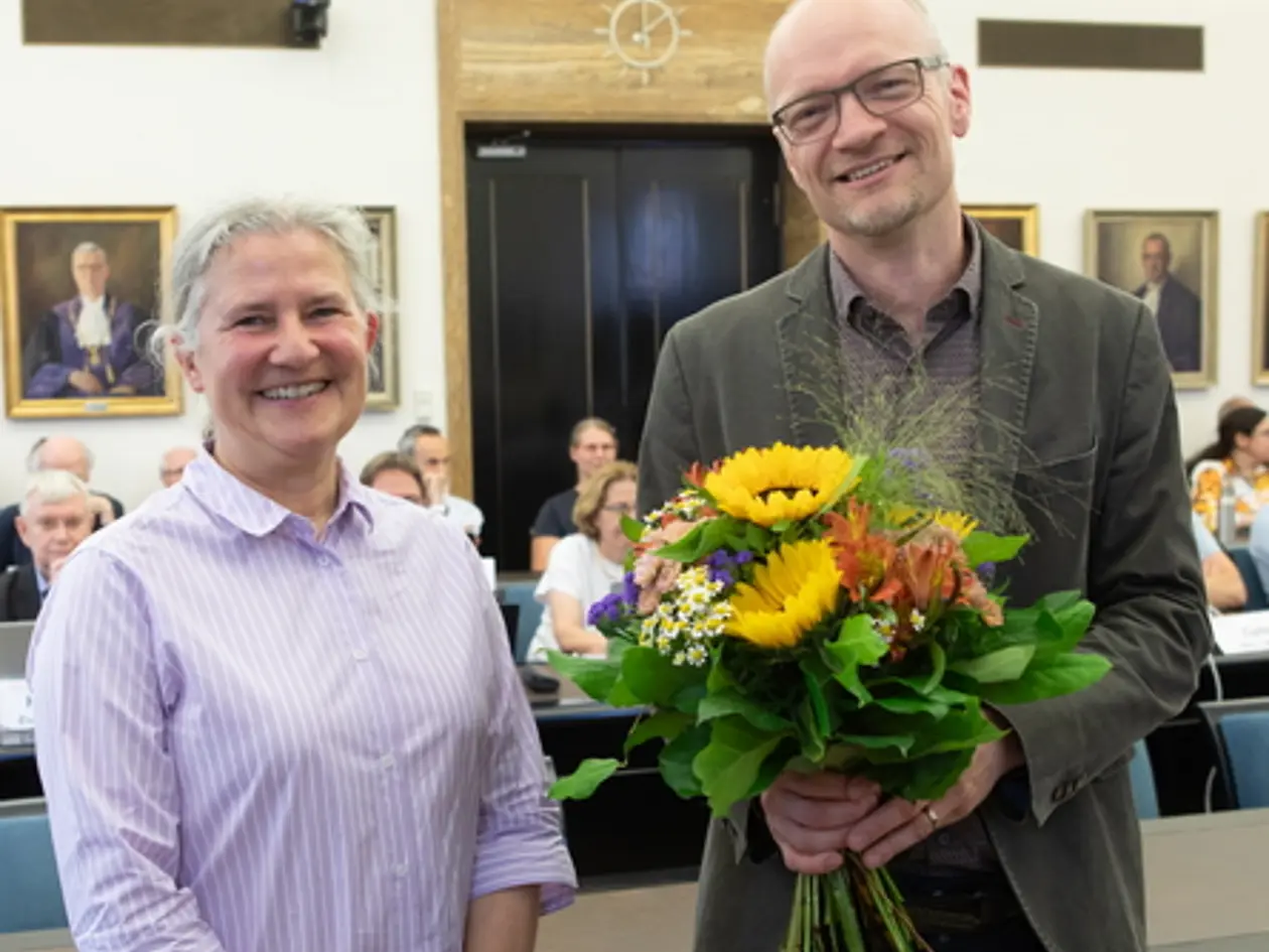 Rektorin Karla Pollmann gratuliert dem neuen Prorektor Samuel Wagner zur Wahl. 