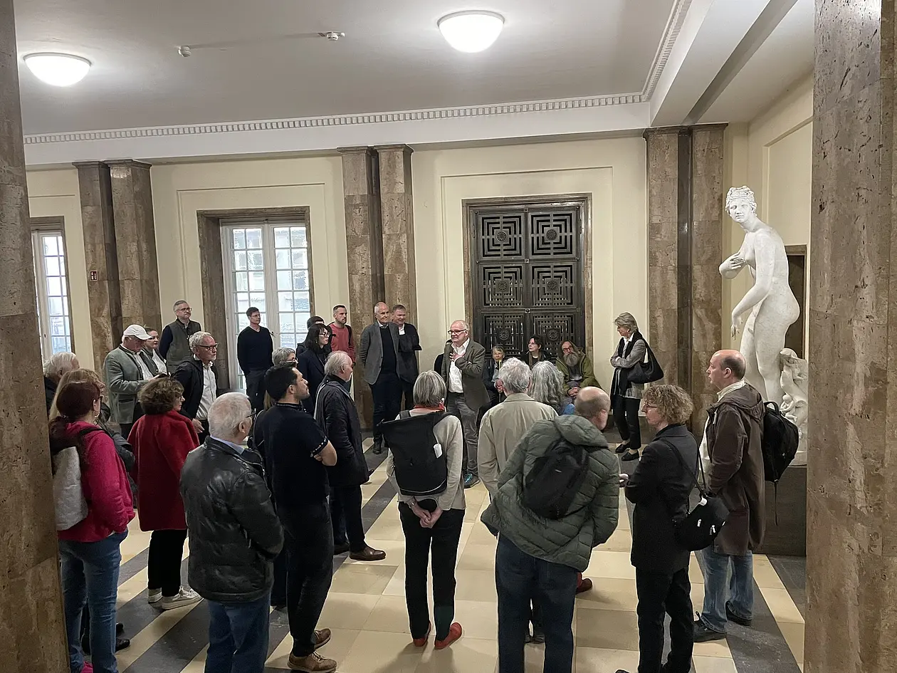 Alumni der Universität Tübingen vor der Replik der Venus von Medici in der Wandelhalle der Neuen Aula