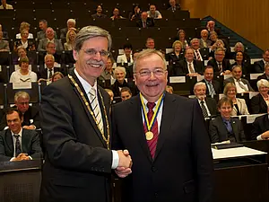 Rektor Professor Bernd Engler und der neue Ehrensenator Professor Dr. Dr. h.c. Rolf G. Werner Foto: Friedhelm Albrecht/Universität Tübingen