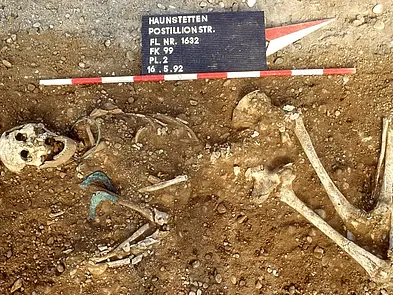 Haunstetten - Postillionstrasse Grab 32 - Stadtarchäologie Ausgburg(1): High-status non-local female burial from Haunstetten „Postillionstraße“, whose likewise non-local half-sister was buried at the site of Königsbrunn “Obere Kreuzstraße”, just a few kilometres away from each other.