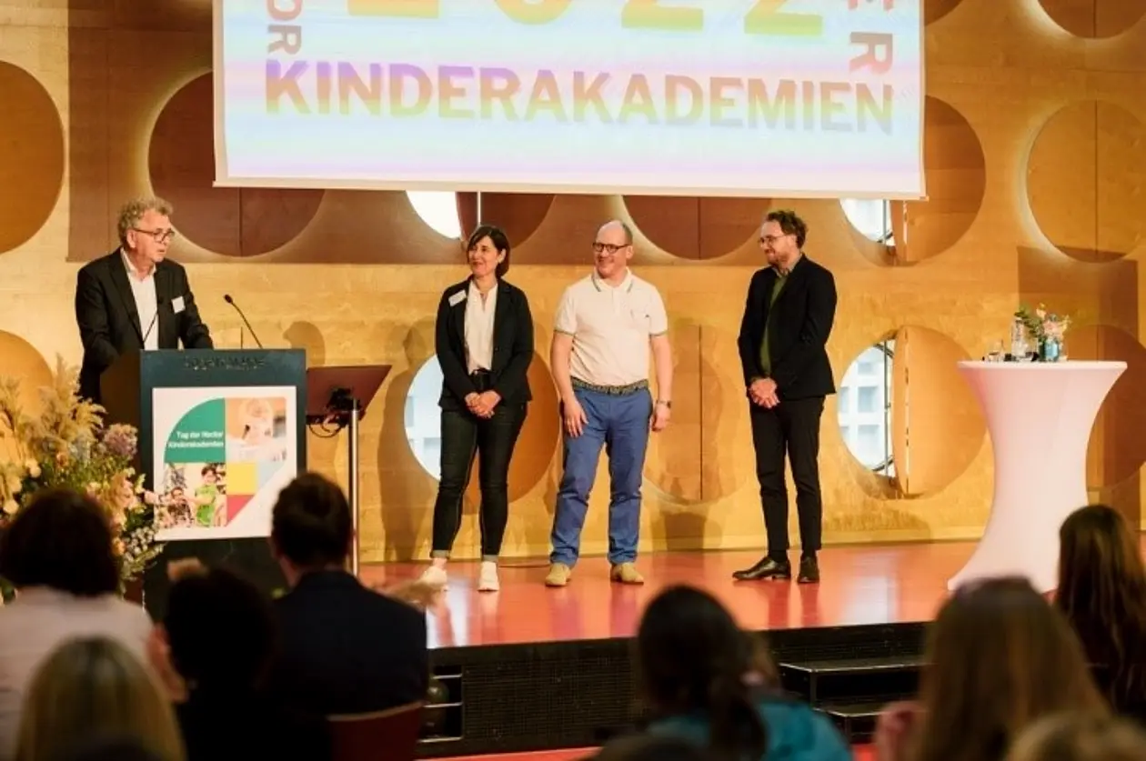 Uwe Bleich, Vorstand der Hector Stiftung II, verleiht den Innovationspreis in der Kategorie „Zukunftsprojekt“ an die Geschäftsführungen der Hector Kinderakademie Monika Reiff und Jochen Peichl und ihren Kooperationspartner Dr. Thomas Susanka von dem Wissenschaftsmagazin Science Notes.