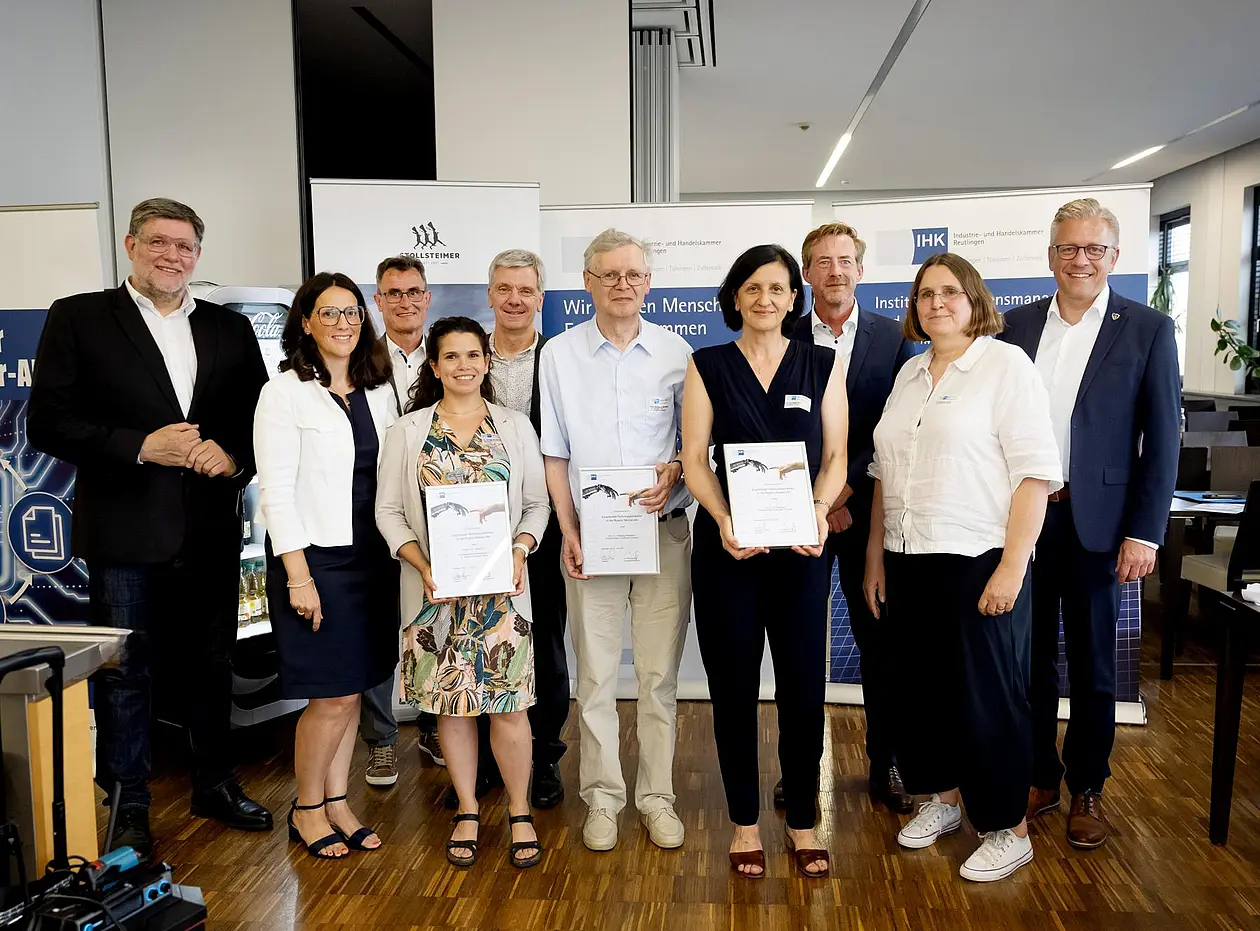 Gruppenbild mit den Preisträgern, die jeweils eine Urkunde halten