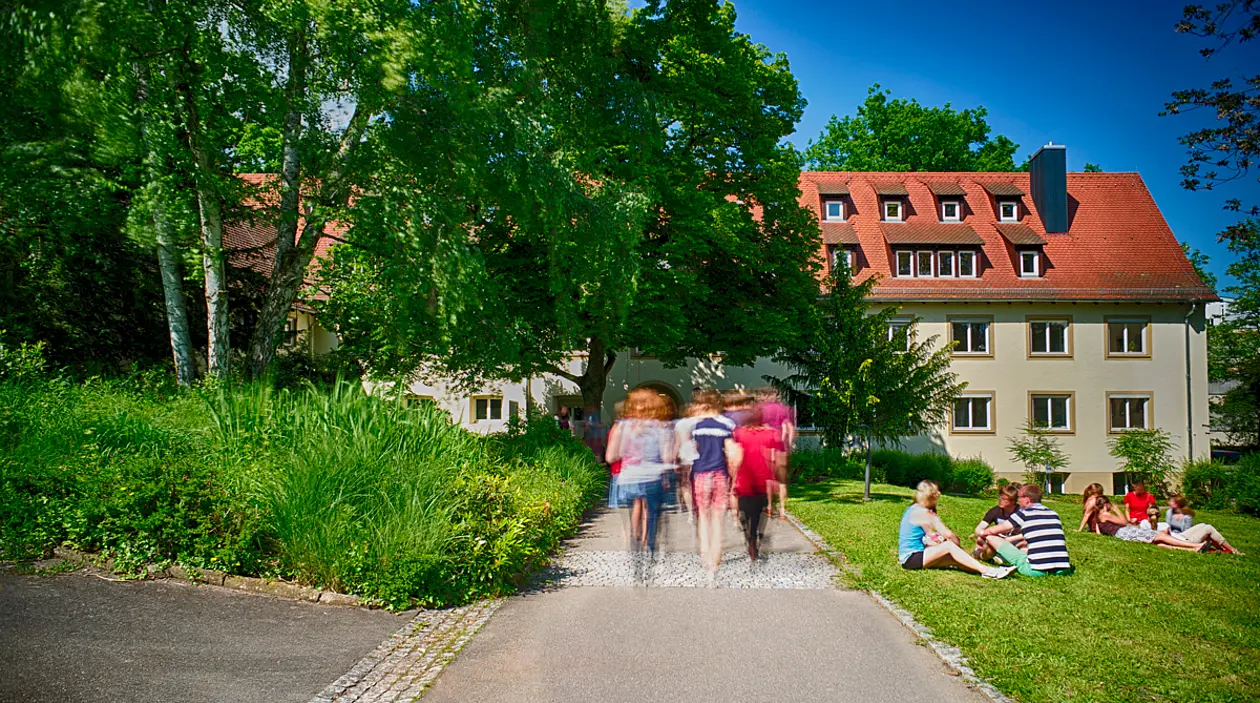 Studierende vor dem Institut für Politikwissenschaft