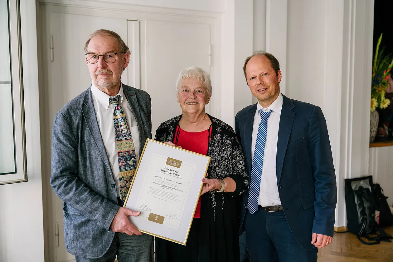 [Translate to Englisch:] Von links: Dekan Josef Schmid, Professor Jacquelynne Eccles, Professor Ulrich Trautwein ( Direktor des HIB)