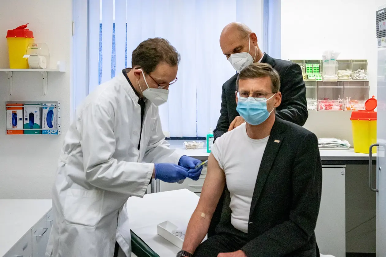 Kanzler Andreas Rothfuß war heute die erste Testperson für den Impfstoff der Firma CureVac. Rechts: Prof. Dr. Peter Kremsner, links Dr. Dr. Carsten Köhler