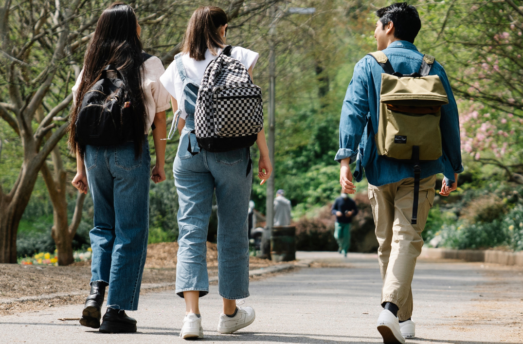 Studierende beim Spazieren 