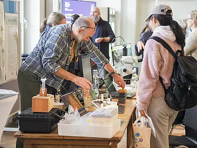 BesucherInnen bei der Science Fair