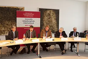 Rektor Professor Dr. Bernd Engler, Dekan Professor Dr. Jörg Kinzig, Hartfrid Wolff MdB, Norbert Seitz, Vorstand der Stiftung „Deutsches Forum für  Kriminalprävention“, und Professor Dr. Hans-Jürgen Kerner (von links nach rechts). Foto: Friedhelm A