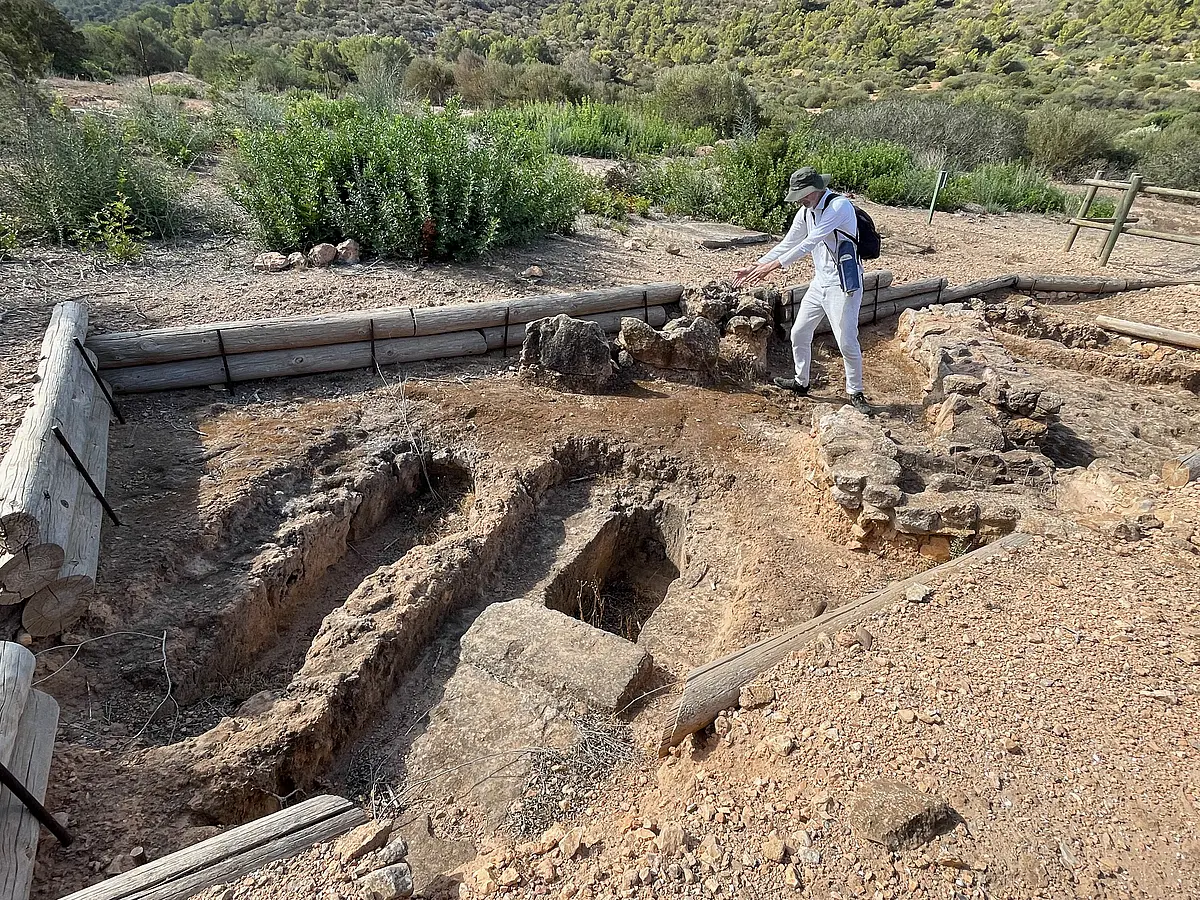 Im Mai 2023 während der Exkursion zum Workshop in Palma de Mallorca erläutert der Archäologe Mateu Riera Rullan die Grablegen des mutmasslichen Mönchsfriedhofs auf der Insel Cabrera (Photo. Sophie Hüglin).
