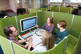 Ein Platz für konzentriertes Lernen – auch in der Gruppe: die neuen Arbeitskabinen im Ammerbau.