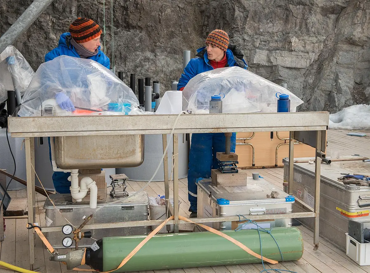 Zwei Wissenschaftler bearbeiten Sedimentproben aus den Fjorden Spitzbergens unter sauerstofffreier Atmosphäre.