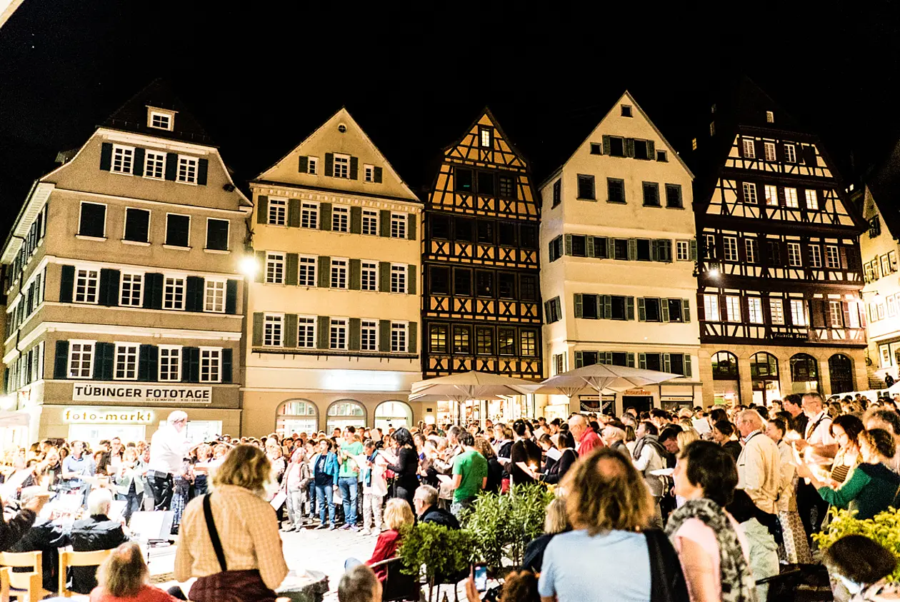 Photo of Tübingen's citizens singing Bach's chorals in the market place during the "Kulturnacht"