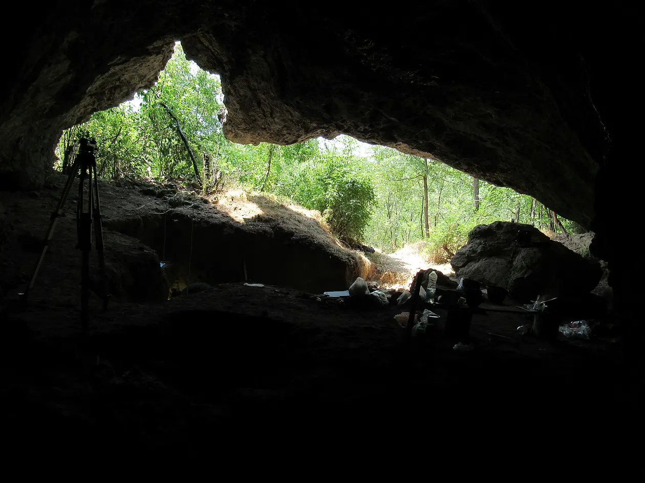 Eingang einer Höhle von innen fotografiert.