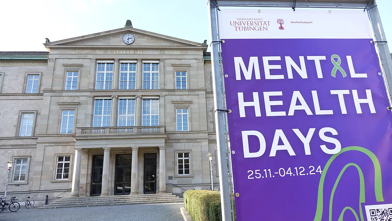 [Translate to English:] MHD Banner vor der neuen Aula