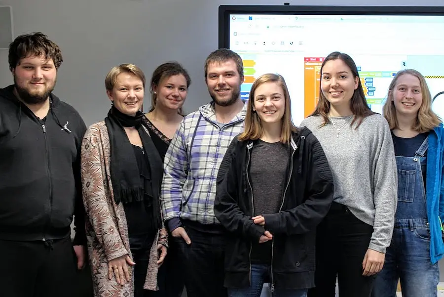 Luzia Leifheit (2. von links) mit ihren Informatik-Lehramtsstudierenden Tobias, Sarah, Pascal, Sina, Laura und Anja. Gemeinsam haben sie das digitale Lernangebot "Spielplatz Informatik" auf die Beine gestellt.