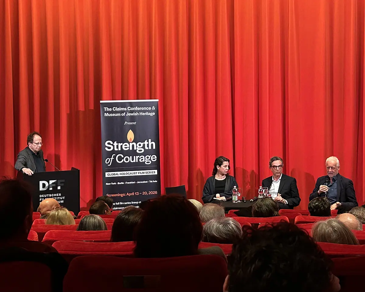 Die vier Podiumsdiskussionsteilnehmer*innen Doron Kiesel, Dr. Lea Wohl von Haselberg, Marc Grünbaum und Prof. Dr. Reinhold Boschki sind in einem Kinosaal.