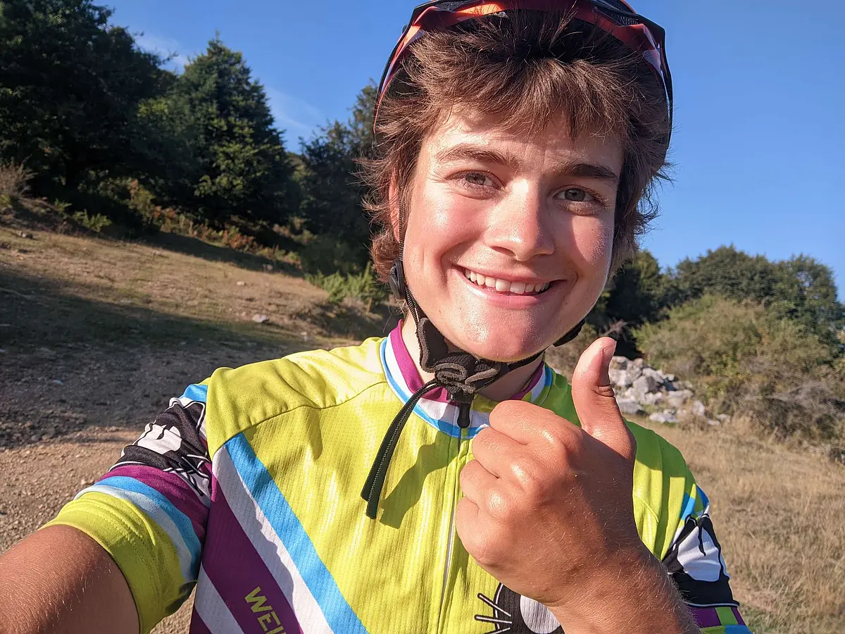 Selbstprotrait mit Helm und Radtrikot und Daumen hoch