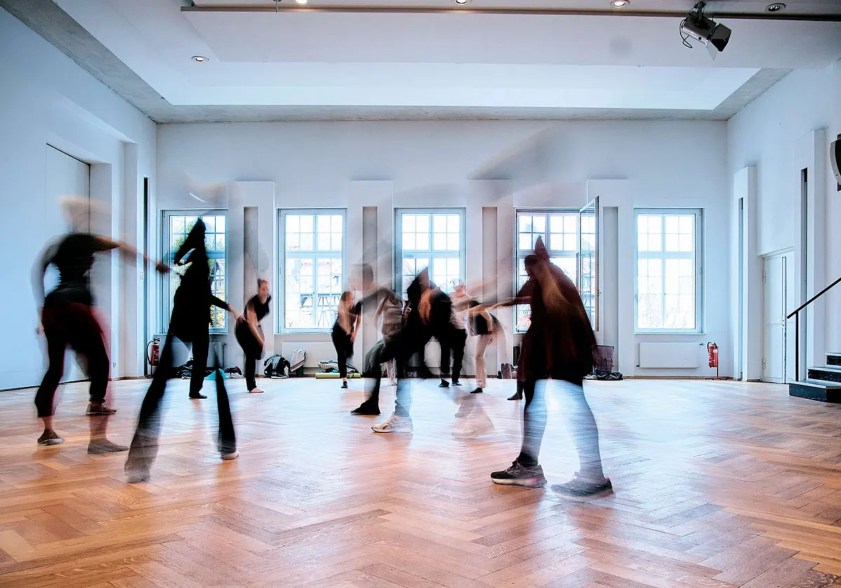 Die Teilnehmenden des Workshops sind am Tanzen.