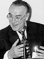 Portraitfoto von Ernst Bayer