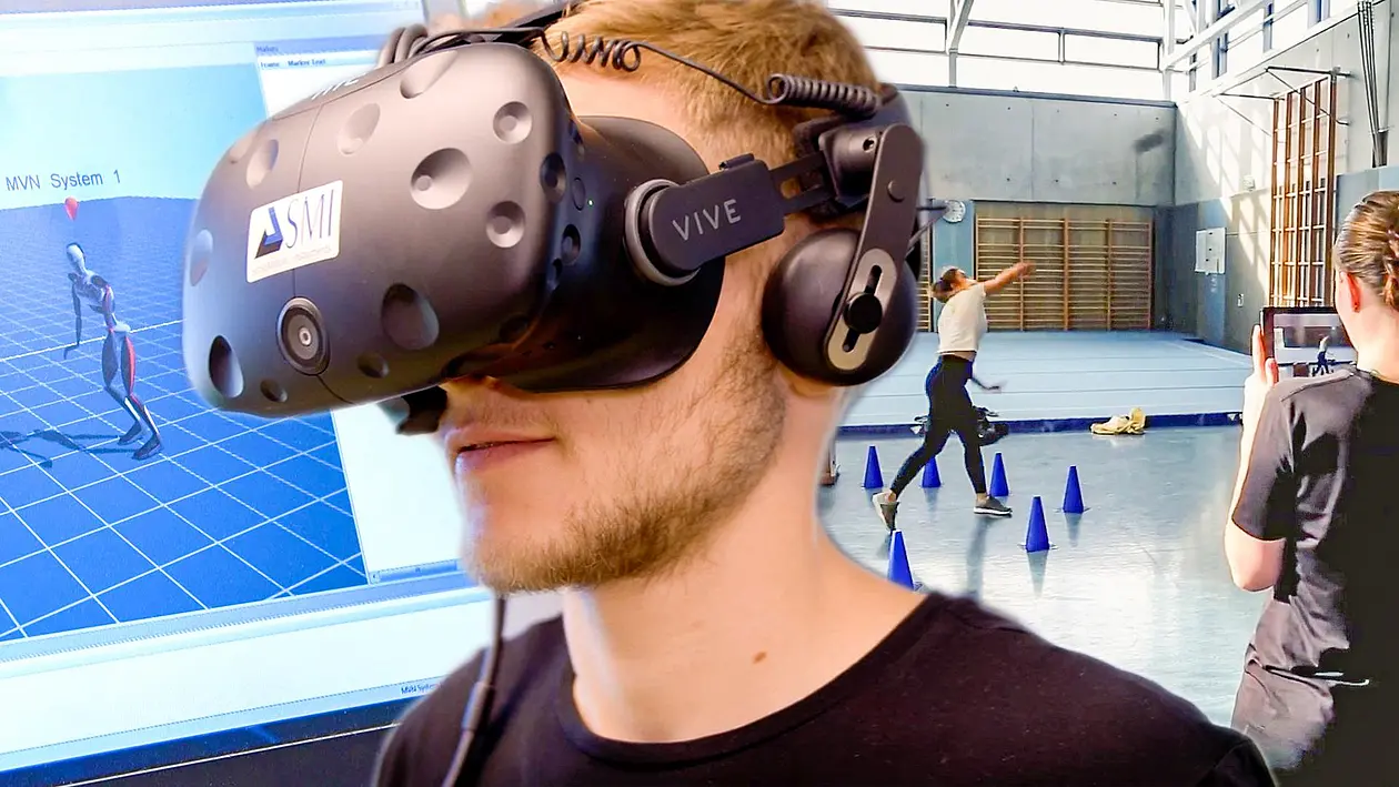 Mann mit VR-Brille vor Bildschirm, im Hintergrund filmt eine Frau die Wurfbewegung einer Sportlerin