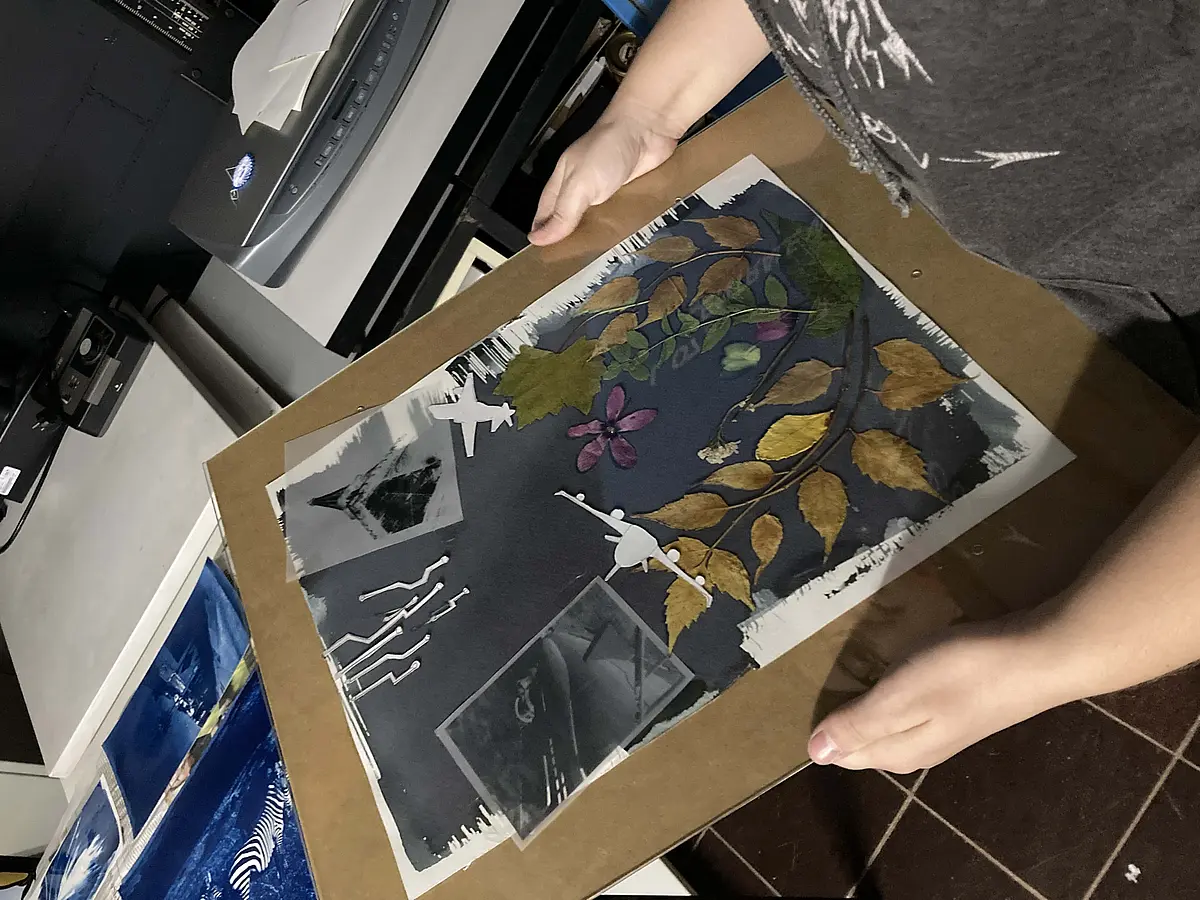 Das Bild zeigt eines der blauen Unikate, die beim Cyanotypie-Workshop entstanden sind. 
