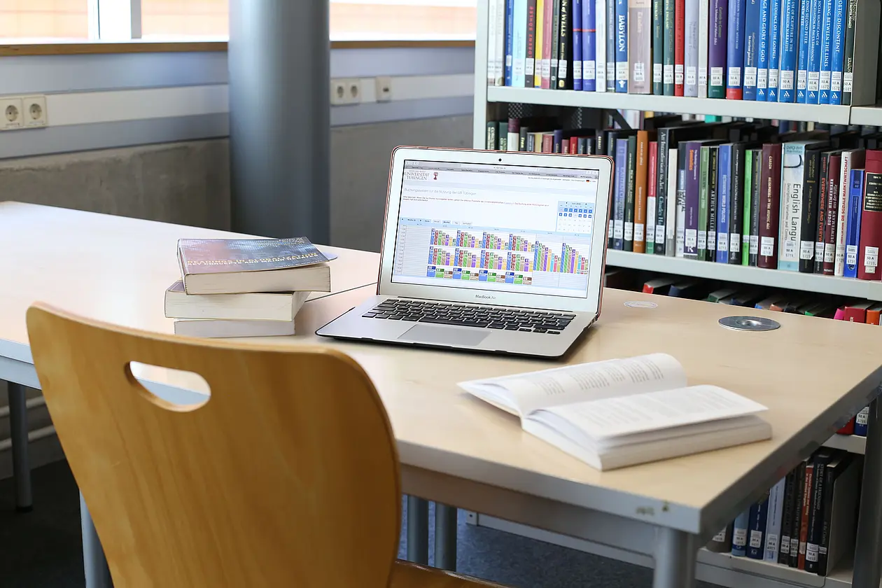 Dieses Bild erfüllt einen dekorativen Zweck. Es stellt eine klickbare Schaltfläche da, welche zum Angebot der Universitätsbibliothek führt. Dieser Text funktioniert auch als Link.