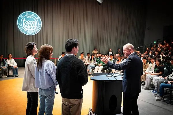 Bundeskanzler Olaf Scholz (rechts) im Gespräch mit Studierenden in der Tongji-Universität