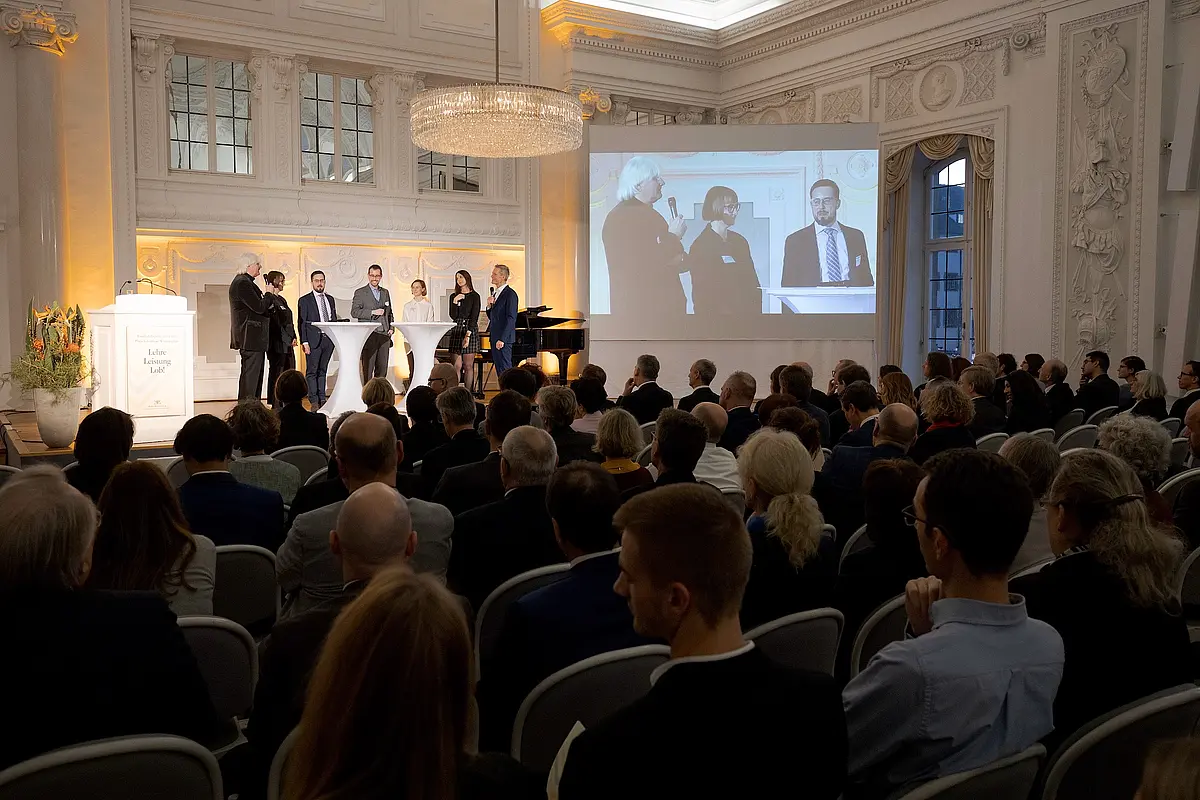 Die Studierenden sehen beim Ringseminar einen höheren Lernerfolg als in klassischen Seminaren. - Hier die ausgezeichneten Tübinger und Freiburger Lehrenden bei der Preisveleihung im Weißen Saal im Stuttgarter Schloss.
