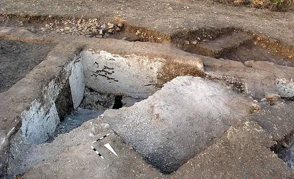 Der größte Raum des Palastes, in dem 2005 erstmals Teile der großflächigen Wandmalereien entdeckt wurden. 