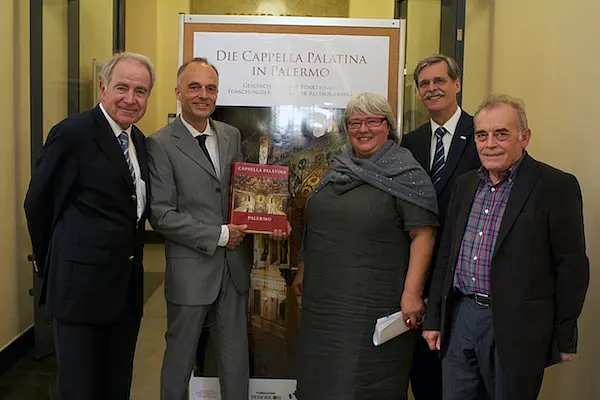 Präsentation des Tagungsbands „Die Cappella Palatina in Palermo“ (von links nach rechts): Franz Zipperle (Vorstandsvorsitzender Gemeinnützige Stiftung Würth), Herausgeber Professor Dr. Thomas Dittelbach (Universität Bern), C. Sylvia Weber (Leitung