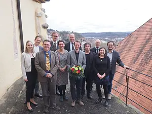 Bettina Claß (Romina Mineralbrunnen GmbH), Daniel Gramer (Romina Mineralbrunnen GmbH), Prof. Dr. Hervé Bocherens (Universität Tübingen), Achim Jarck (Romina Mineralbrunnen GmbH), PD Dr. Miriam Haidle (Universität Tübingen), Prof. Dr. Nicholas Conard (Universität Tübingen), Dr. Frido Welker (Preisträger Eiszeit Förderpreis der Universität Tübingen), Prof. Dr. Michael Bolus (Universität Tübingen), Prof. Dr. Wolfgang Rosenstiel (Universität Tübingen), Dr. Britt Starkovich (Universität Tübingen), Prof. Dr. Christopher Miller (Universität Tübingen).