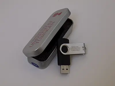 Jetzt neu: Der Uni Tübingen USB-Stick. Foto: Friedhelm Albrecht/Universität Tübingen