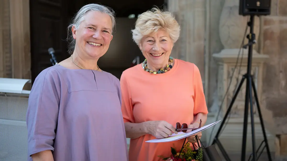Frau Fitzner (rechts) mit Rektorin Professorin Dr. Karla Pollmann (links) am Sommerfest anläßlich der Deutschlandstipendien an der Universität Tübingen.