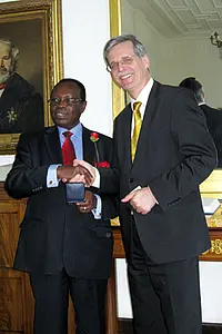 Francis Butagira, der Botschafter Ugandas, und Rektor Professor Dr. Bernd Engler (rechts). Foto: Nicole Sauer