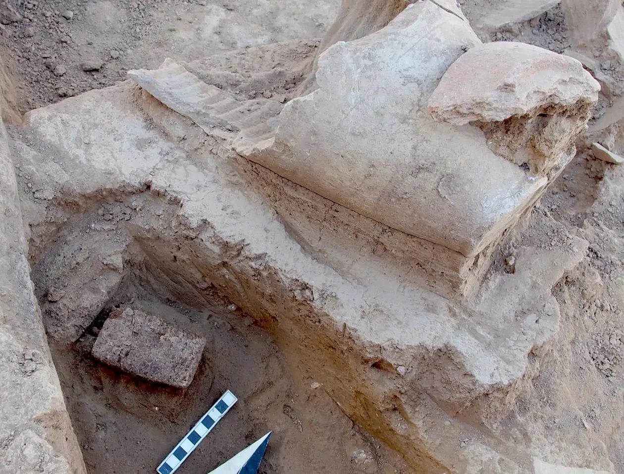 Photo 3: A cuneiform clay tablet on the floor of the Assyrian governor’s palace, and a broken ceramic vessel. Photo: Peter Pfälzner, University of Tübingen