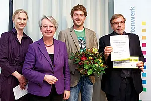 Foto (links nach rechts): Marion Schmitdt (Financial Times Deutschland und Jurymitglied), Bundesbildungsministerin Professor Dr. Annette Schavan (Bundesministerin für Bildung und Forschung), Matthias Geibel („Greening the University“), Professor Dr. 