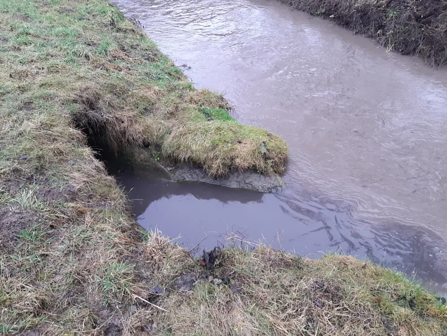 Das Tübinger Forschungsteam möchte Haupteintragspfade von Schadstoffen im Einzugsgebiet von Fließgewässern identifizieren und unterscheiden. Hier: ein Autobahnablauf, der bei starkem Regen Wasser führt und in die Ammer fließt.