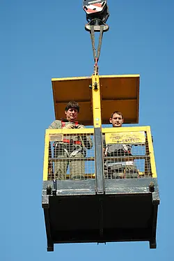 Ulrich Hägele (links) mit einem Mitarbeiter der Firma Stopper beim Rettungsversuch in der Gondel. Fotos: Sabine Müller-Brem