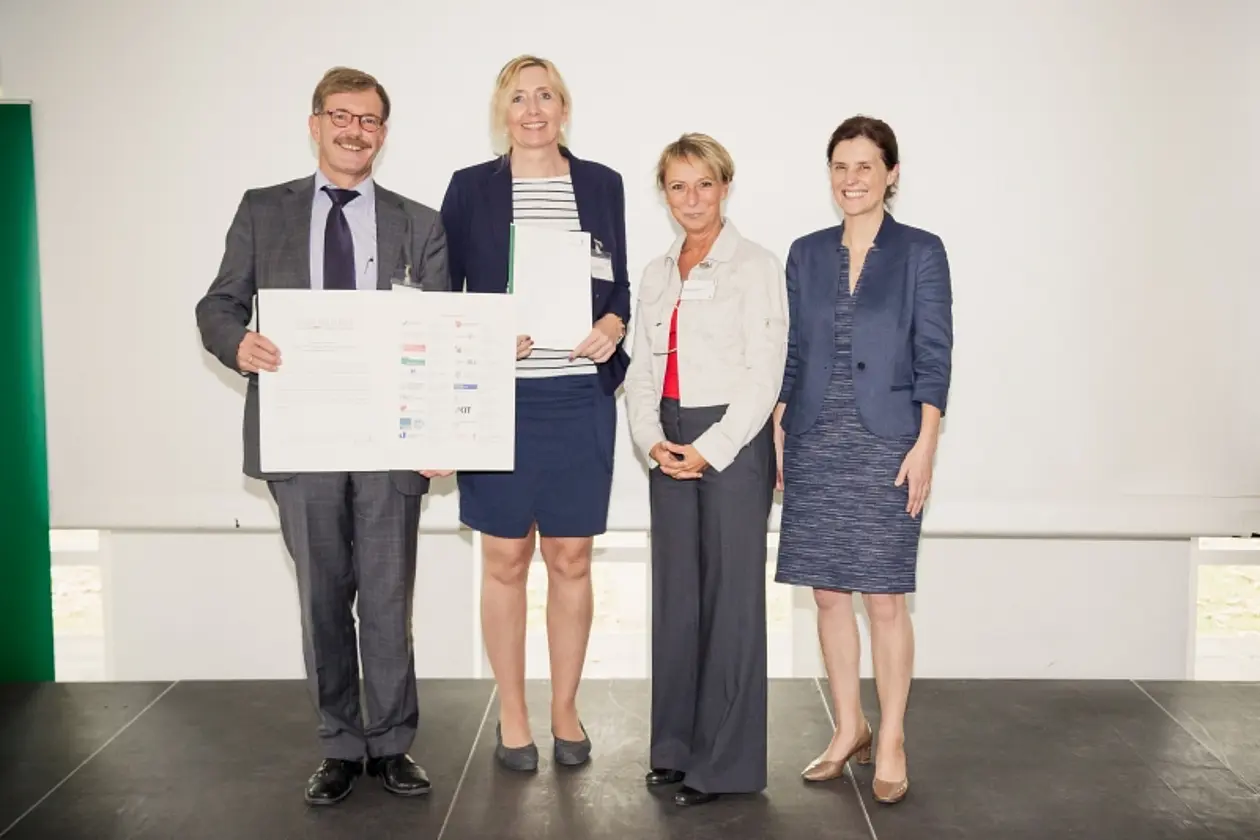 Gründung der Deutschen Sektion von Scholars at Risk SAR (von links): Thomas Hesse, Stellvertretender Generalsekretär der Humboldt-Stiftung, Dr. Christine Rubas (Flüchtlingskoordination) und Kirsten Sonnenschein (Welcome Center; beide Universität Tübingen) und Sinead O'Gorman, Europadirektorin des internationalen Scholars at Risk Network mit der Gründungsurkunde: Foto: Humboldt-Stiftung/Anne Servos