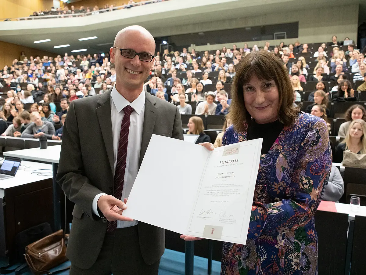 Verleihung des Lehrpreises der Universität 2023 an Jan-Philipp Burde überreicht durch Prorektorin Prof. Dr. Karin Amos