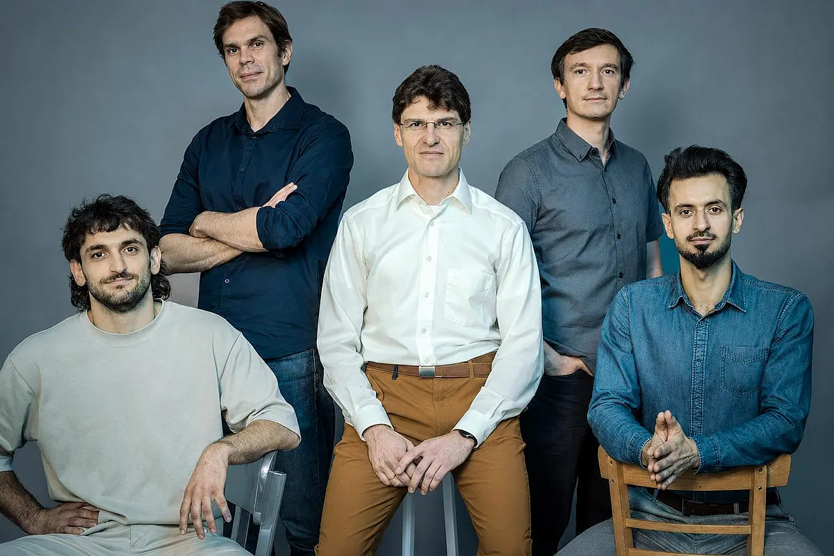 Gruppenfoto mit 5 Mitglieder von Ontics Lab