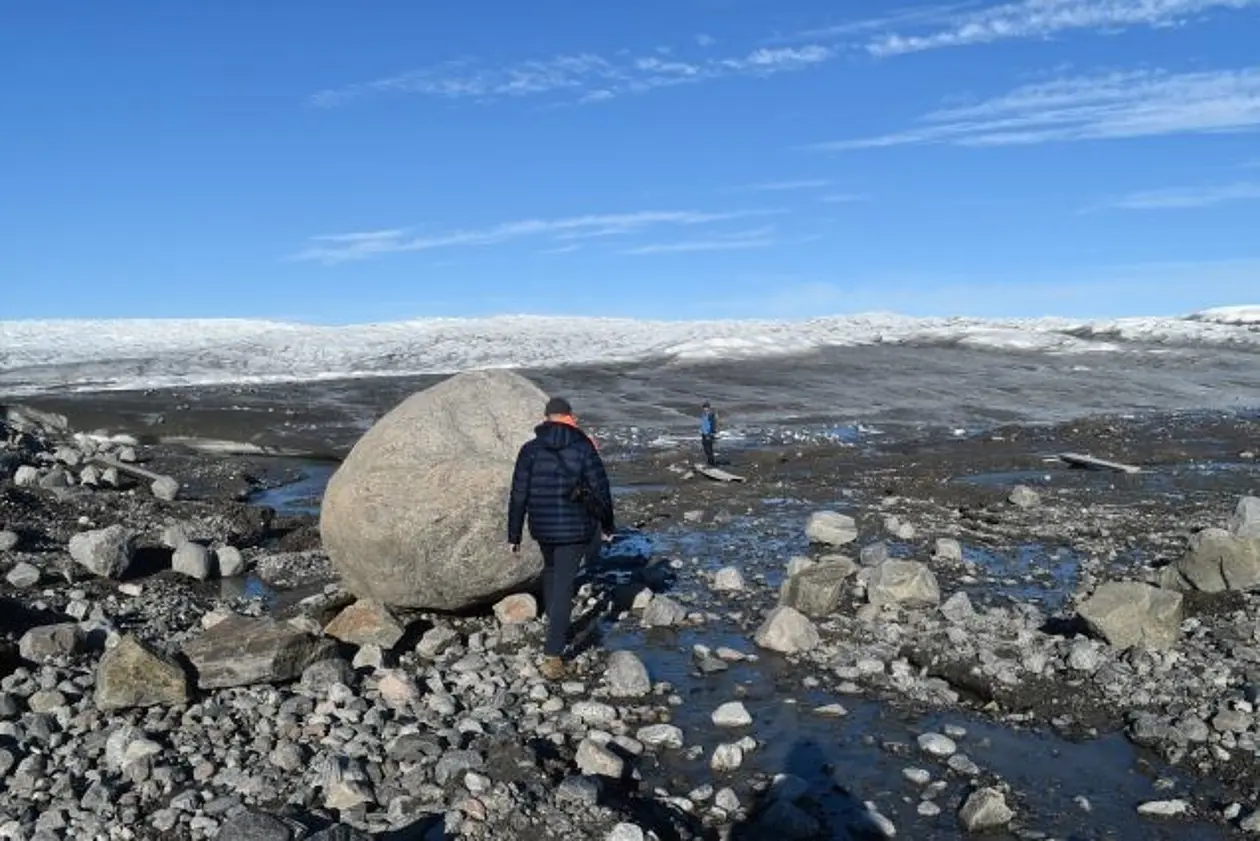  Die Kante der grönländischen Eisdecke, wo die jüngsten Abschmelzungen den kahlen Boden freigelegt haben. 