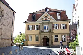 Die Alte Aula – links daneben befindet sich die Stiftskirche, rechts daneben die Gebäude Münzgasse 22-28, in denen die Abteilungen des Instituts für Erziehungswissenschaft zu finden sind. Alle Fotos: Friedhelm Albrecht/Universität Tübingen