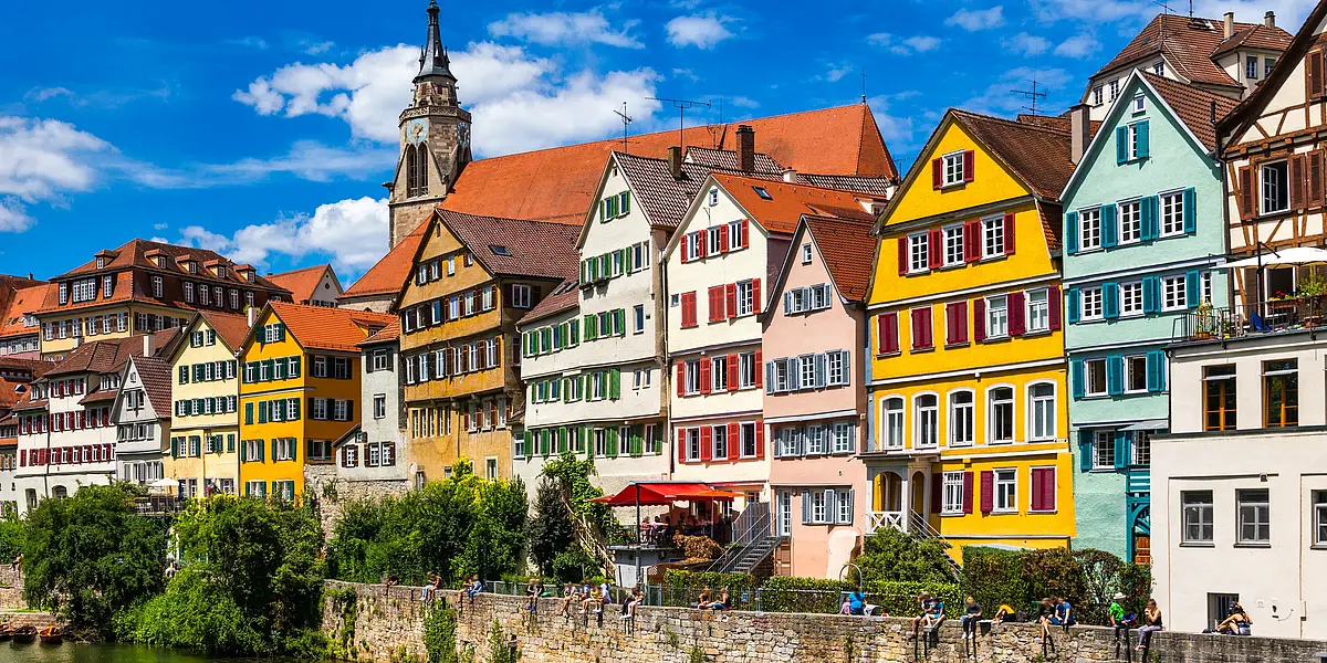 Die Neckarfront in Tübingen von der Neckarbrücke aus fotografiert. Es sind die pitoresquen bunten Häuser der Tübinger Altstadt zu sehen.